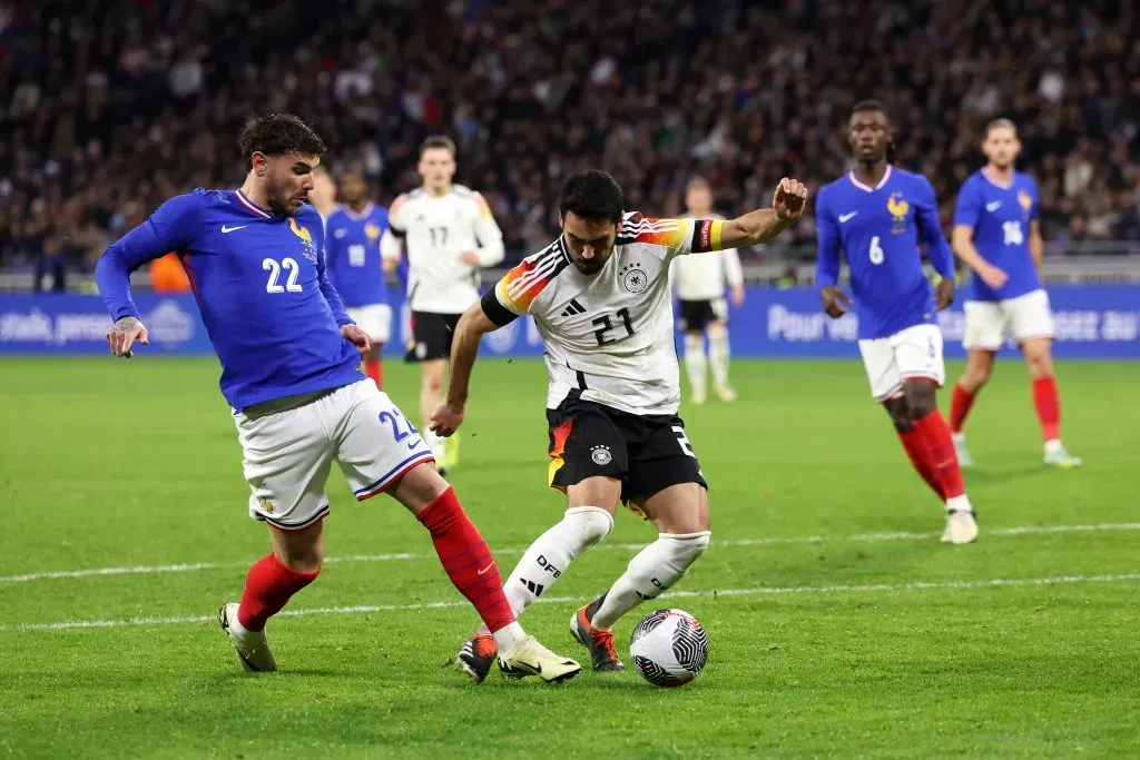 Theo Hernández toma camiseta de titular en Francia. (Photo by Alexander Hassenstein/Getty Images)