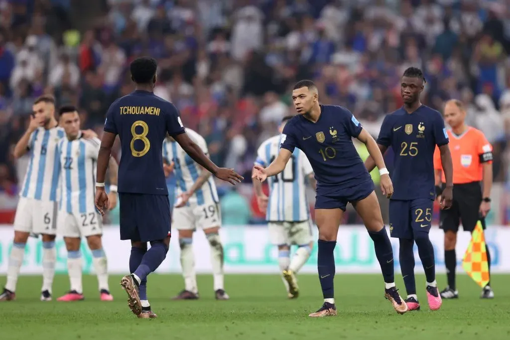 Mbappé le da ánimo a Tchouaméni luego de que el volante perdiera un penal en la final del Mundial de Qatar 2022. (Julian Finney/Getty Images).