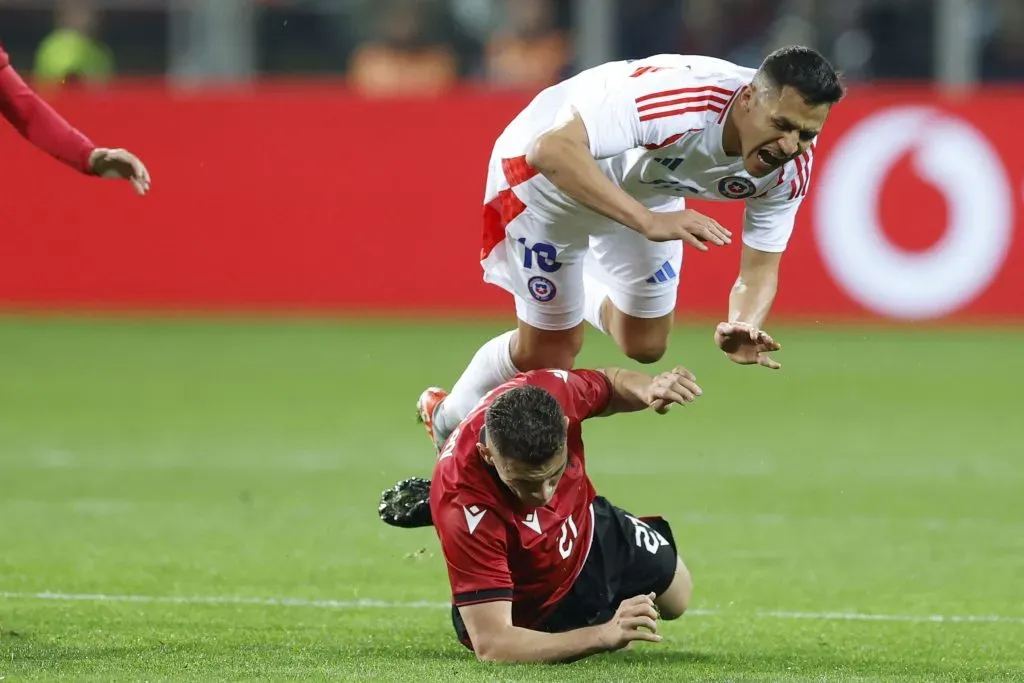Alexis Sánchez en acción ante Albania. (Matteo Ciambelli/Photosport).