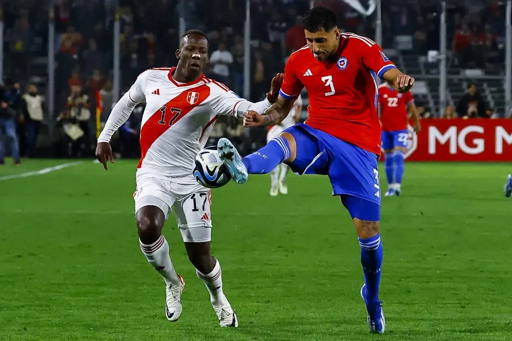 Guillermo Maripán en acción por la Roja ante Perú. (Marcelo Hernández/Getty Images).