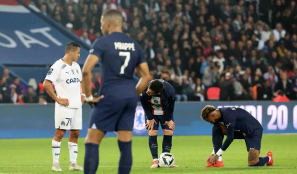 Alexis Sánchez y Mbappé ya se midieron en uno de los derbis del fútbol francés. (Getty Images).