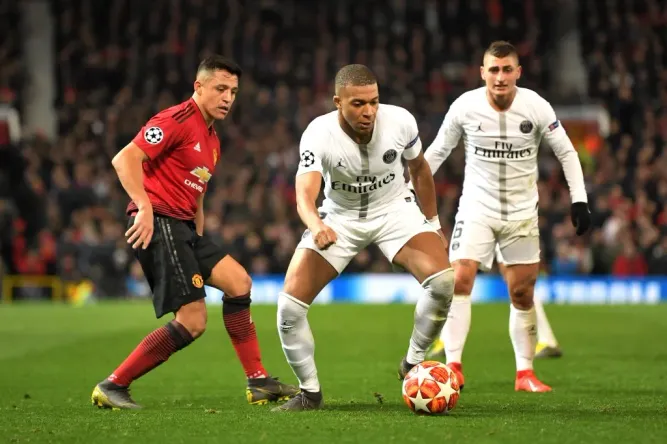 Alexis Sánchez enfrentó a Mbappé con el Manchester United. (Michael Regan/Getty Images).