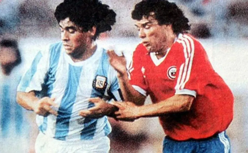 Héctor Puebla supo anular a Maradona en 1989 e intercambio su camiseta de la selección chilena con el argentino. | Foto: Archivo.