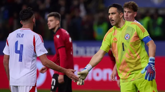 Cludio Bravo en el amistoso de Chile contra Albania (Getty Images)