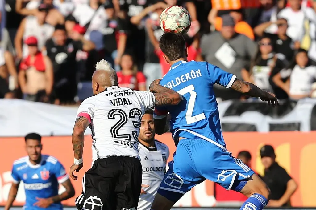 Franco Calderón en acción durante el Superclásico 195 ante Colo Colo. (Javier Salvo/Photosport).
