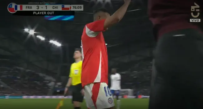 Alexis Sánchez se retiró de la cancha bajo una ovación del Velodrome, que estaba lleno de hinchas del Olympique de Marsella. Foto: CHV.