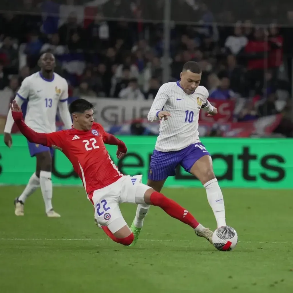 Darío Osorio le quita un balón a Kylian Mbappé.