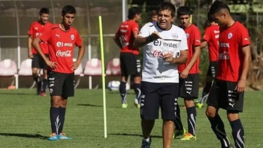 Claudio Vivas en acción como DT de la Roja Sub 20. (Archivo).