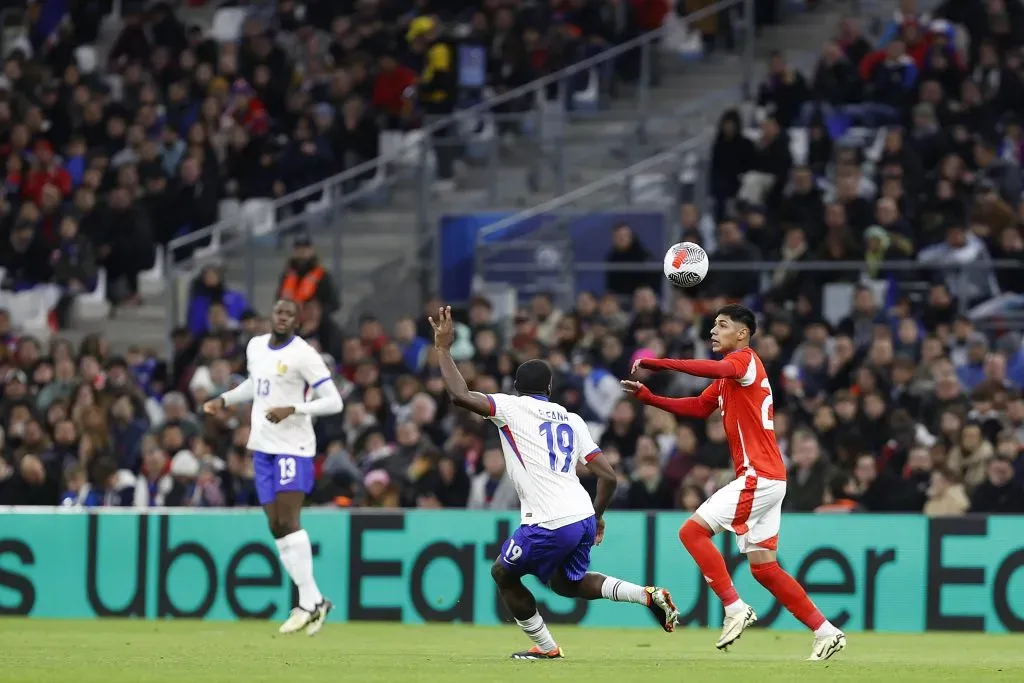 Darío Osorio en acción ante Francia en Marsella. (Foto: Carlos Parra | Comunicaciones FFCh).