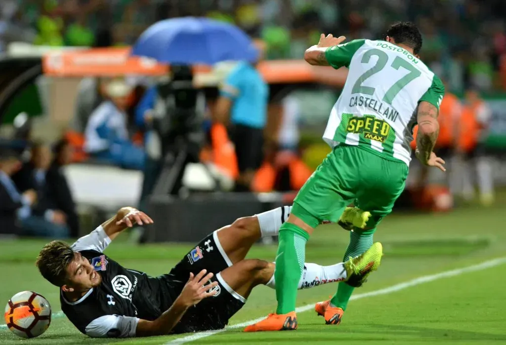 Gonzalo Castellani jugó ante Colo Colo en la Copa Libertadores 2018. En la imagen traba con César Pinares. (Vizzorimage/Photosport).