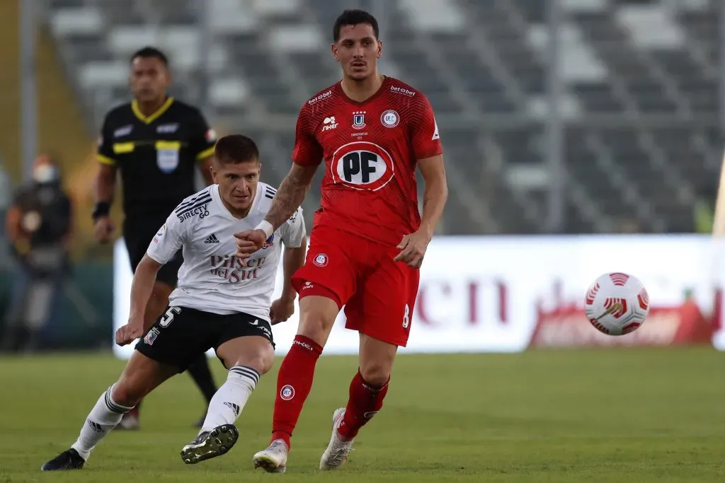 Castellani juega la pelota ante la presión de Leonardo Gil, uno de sus nuevos compañeros en Colo Colo. (Andrés Piña/Photosport).