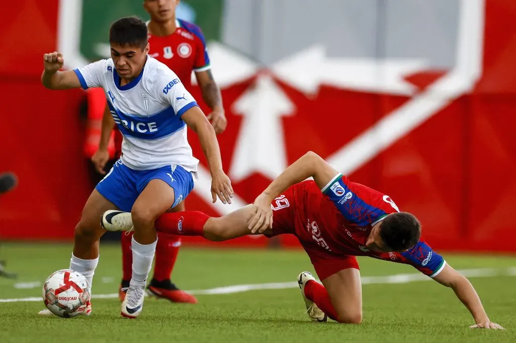 Bryan González en acción durante el 0-0 entre la UC y La Calera. (Andrés Piña/Photosport).