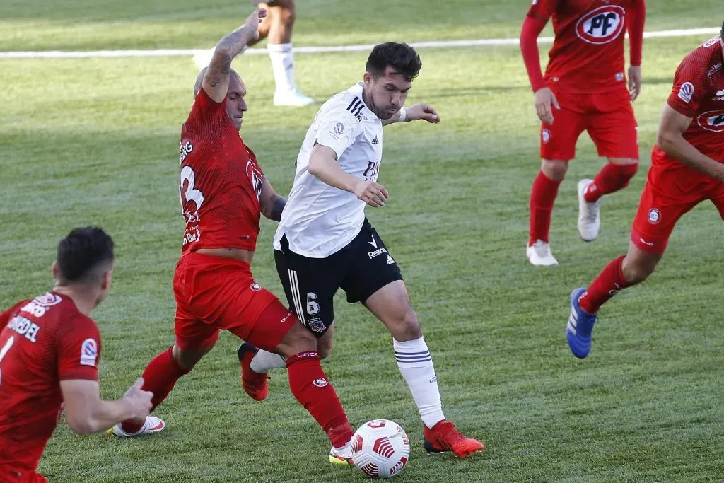 Víctor González Chang marca a César Fuentes, el jugador que le abrió la puerta de Colo Colo a Gonzalo Castellani. (Sebastian Cisternas/Photosport).