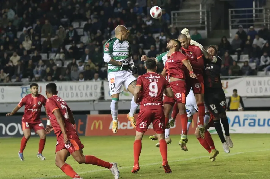 Víctor González Chang sufrió una lesión muscular y en Deportes Temuco lo extrañan. (Ricardo Ulloa/Photosport).