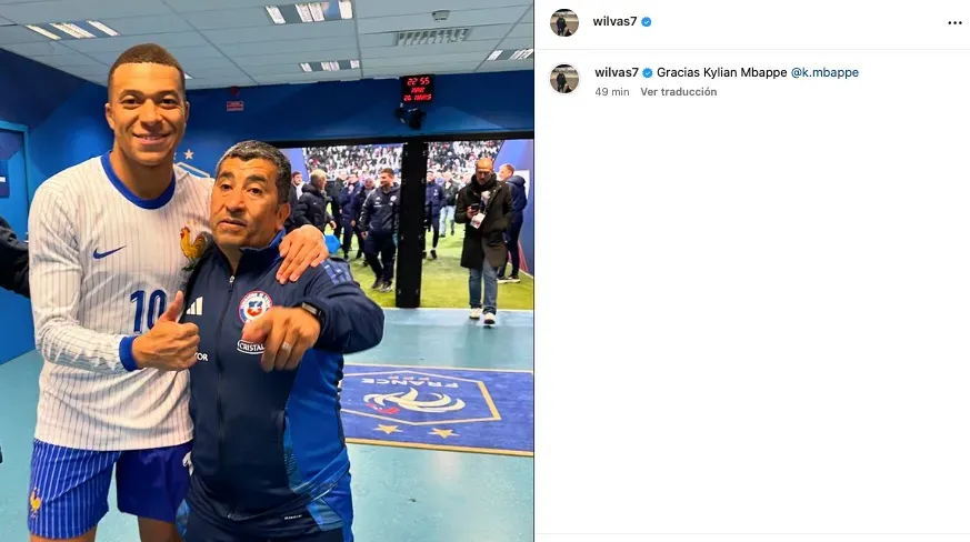 La postal de Kylian Mbappé junto con el utilero de Chile