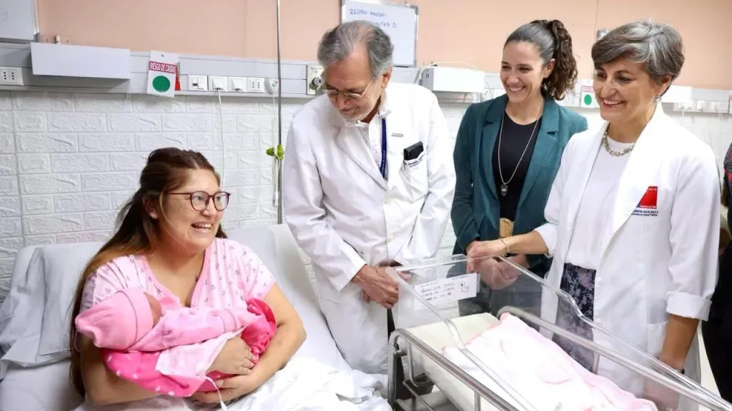 Bebé se vacuna contra el virus sincicial.