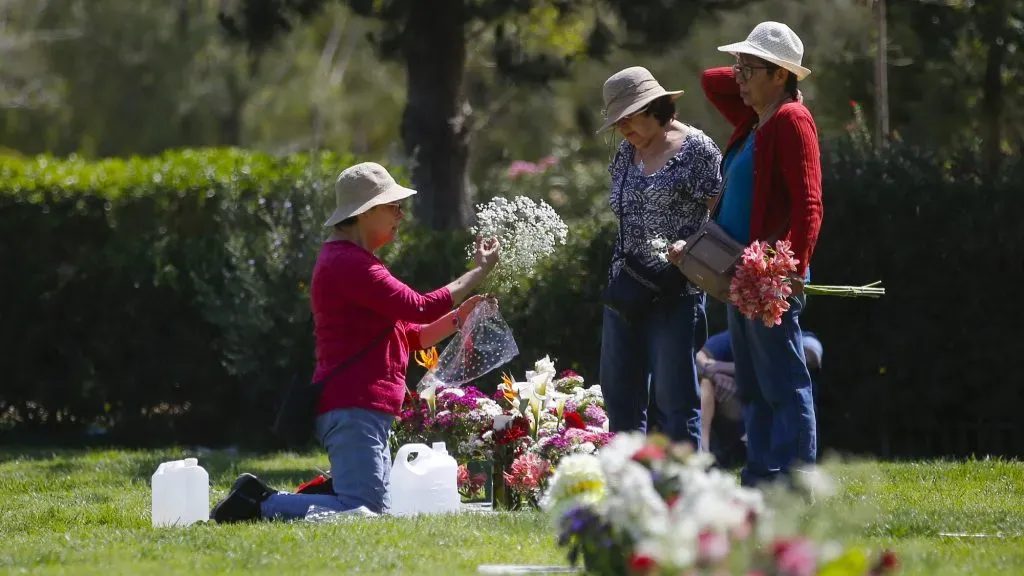 Familias visitan a sus seres queridos en los cementerios