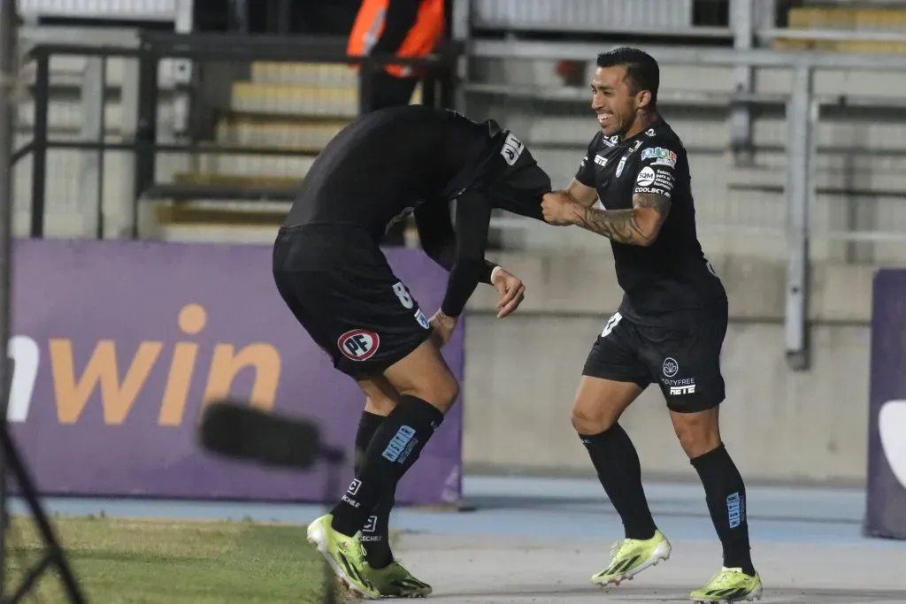 Steffan Pino celebrando con Edson Puch, la otra gran figura de Iquique. Foto: Jorge Loyola/Photosport