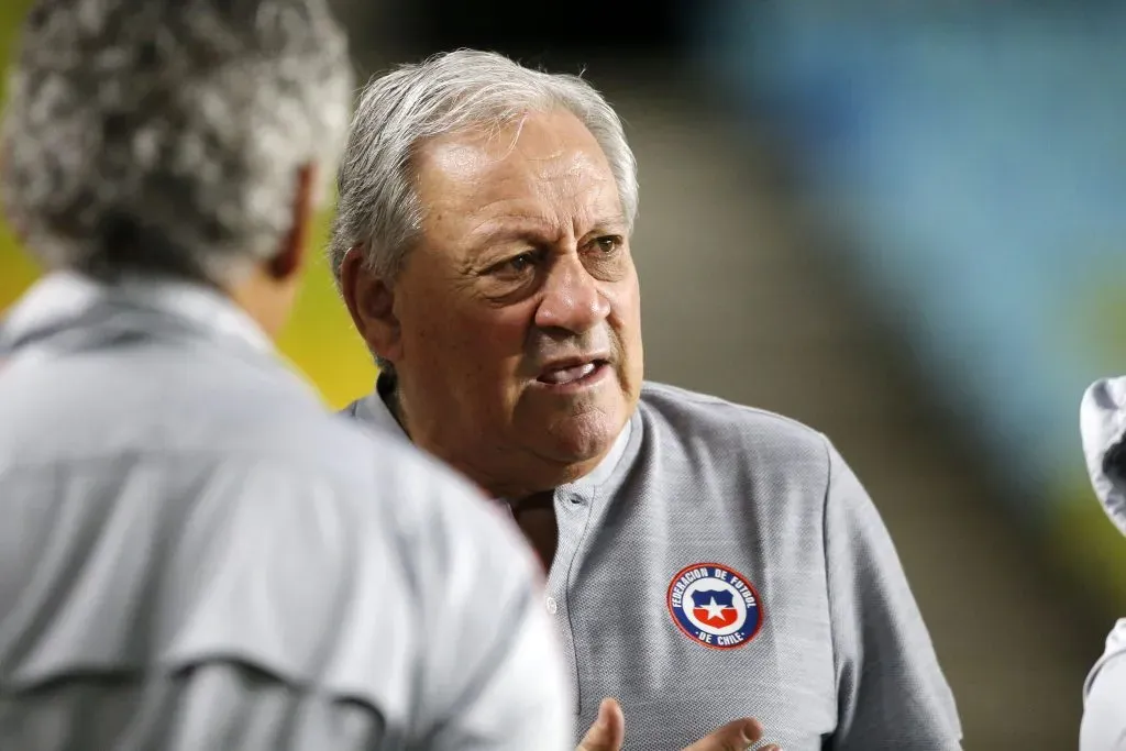 Arturo Salah con el buzo de la selección chilena. Foto: Andres Pina/Photosport