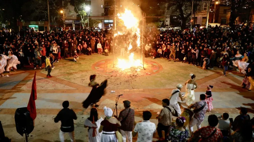 Valparaiso, 17 de abril de 2022.
Se realiza la tradicion portena de Semana Santa de la quema del Judas en la plaza Wadington del cerro Playa Ancha.
Andres Pina/ Aton Chile