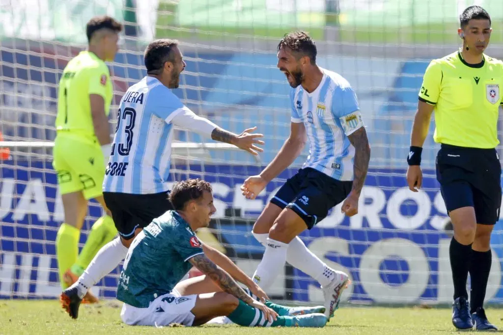 Larrivey celebra uno de sus goles junto a Cristóbal Jorquera. (Andrés Piña/Photosport).