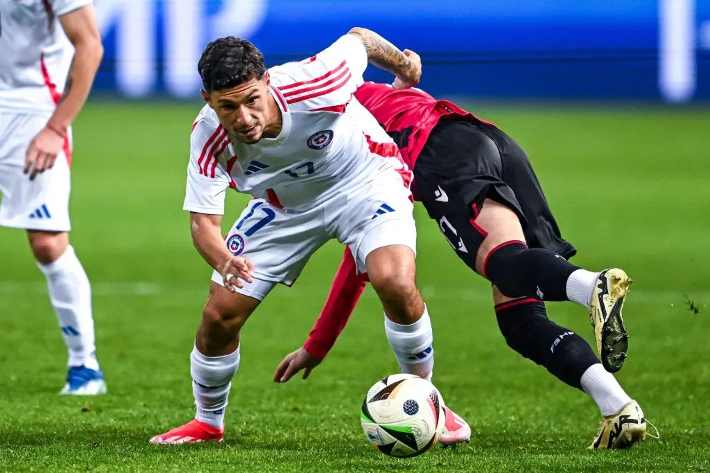 César Pérez en acción durante la victoria de Chile ante Albania. (Foto: Imago).