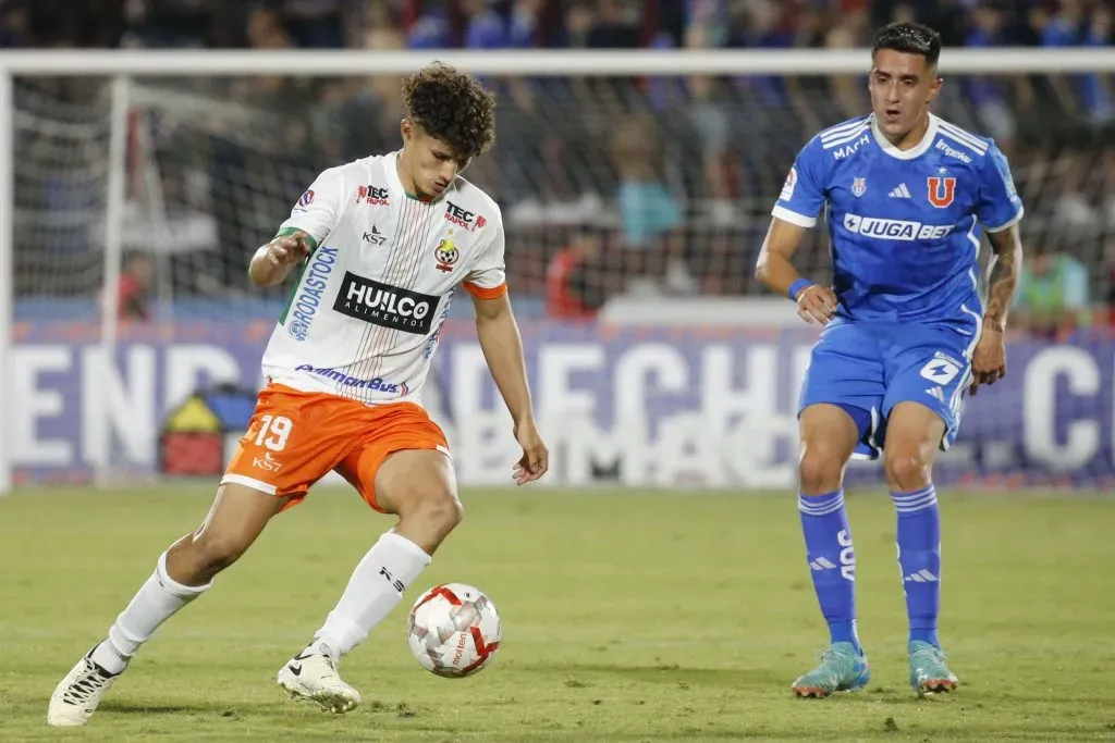 Ignacio Tapia en acción ante Cobresal en el Estadio Nacional. (Dragomir Yankovic/Photosport).