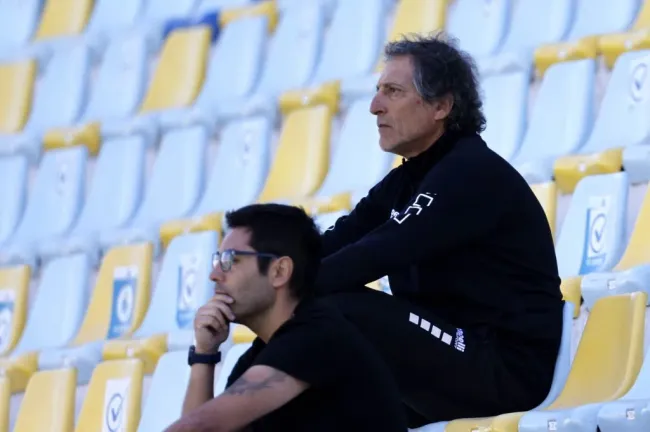 Así vio el partido Mario Salas tras recibir la roja directa frente a Everton. (Andrés Piña/Photosport).