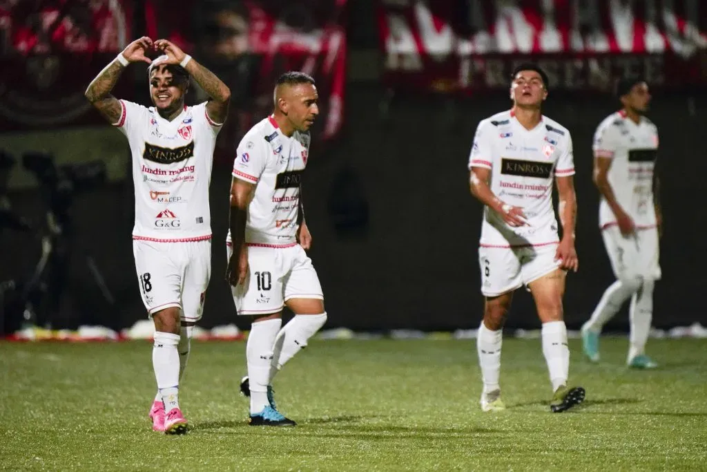 Jorge Luna festeja el gol de Juan Carlos Gaete que abrió la cuenta ante La Calera. (Alex Fuentes/Photosport).