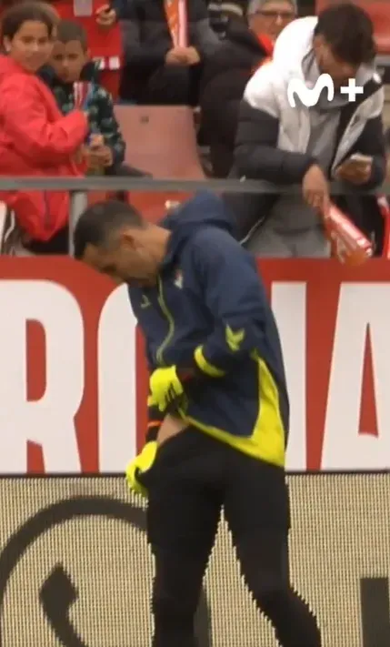 El arquero chileno Claudio Bravo dejó ver que juega sin calzoncillos. | Foto: Captura.