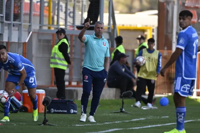 Gustavo Álvarez da indicaciones en la victoria azul frente a Cobreloa. (Pedro Tapia/Photosport).