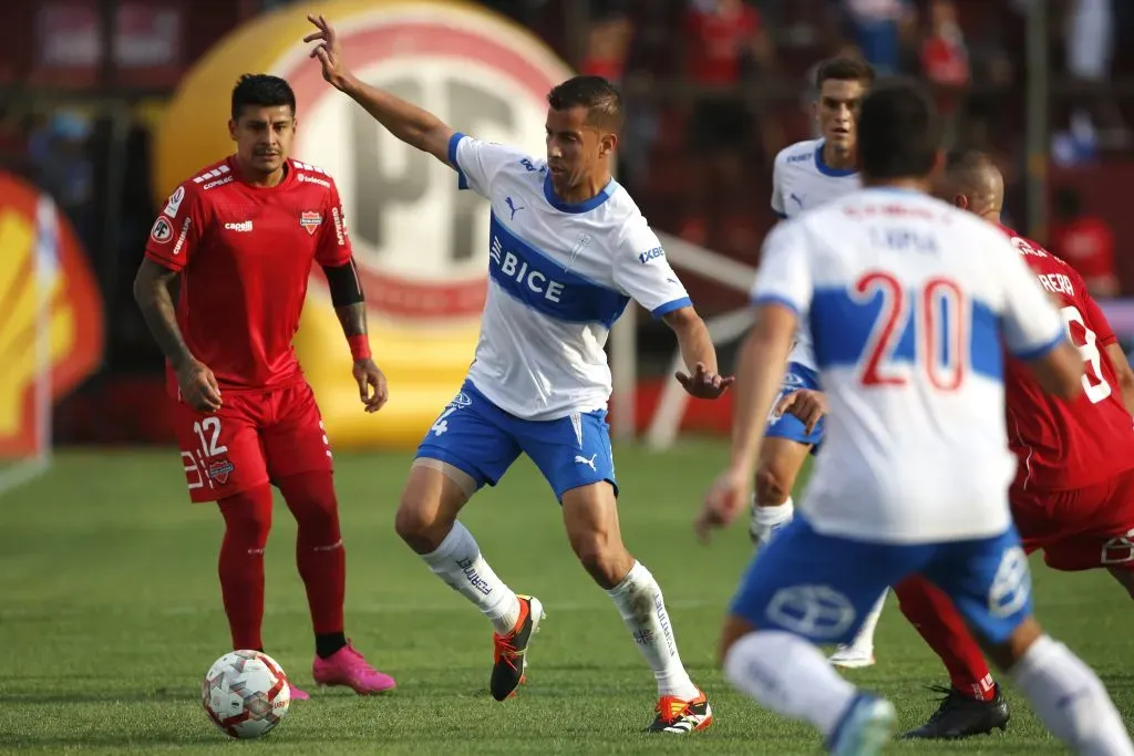 Agustín Farías en acción ante Ñublense. (Jonnathan Oyarzun/Photosport).