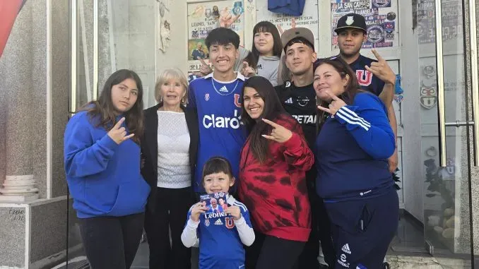 La familia de Leonel Sánchez en el cementerio. Foto: La Voz Azul.