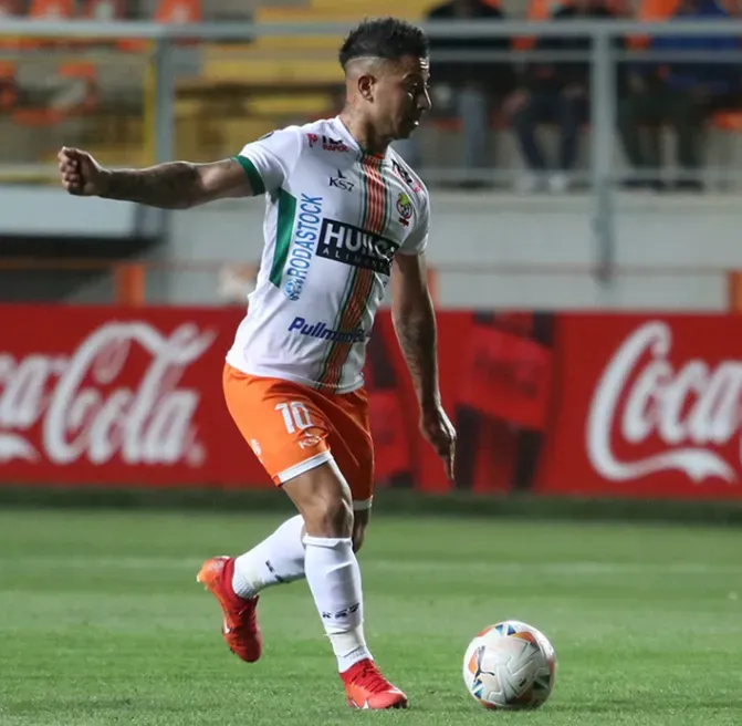Leonardo  Valencia reemplazó a Gastón Lezcano en los 62′. (Foto: Cobresal).