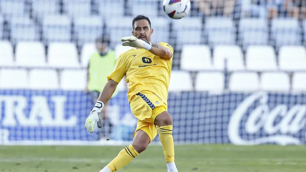 Claudio Bravo define lo que pasará con su carrera una vez termine contrato con Betis. Foto: IMAGO.