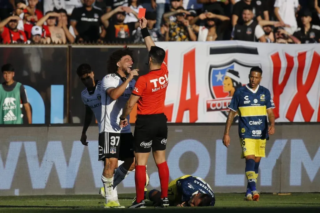 Peluca protestó la decisión del árbitro Fernando Véjar. (Dragomir Yankovic/Photosport).