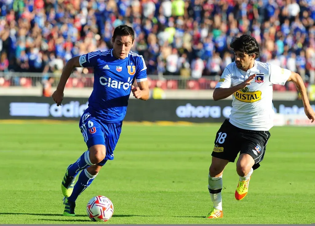 Lucas Wilchez en acción ante Matías Rodríguez en un Superclásico.  (David Vásquez | Photosport).