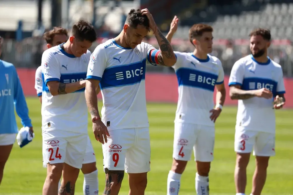 La despedida del plantel de la UC en el estadio CAP. (Eduardo Fortes/Photosport).