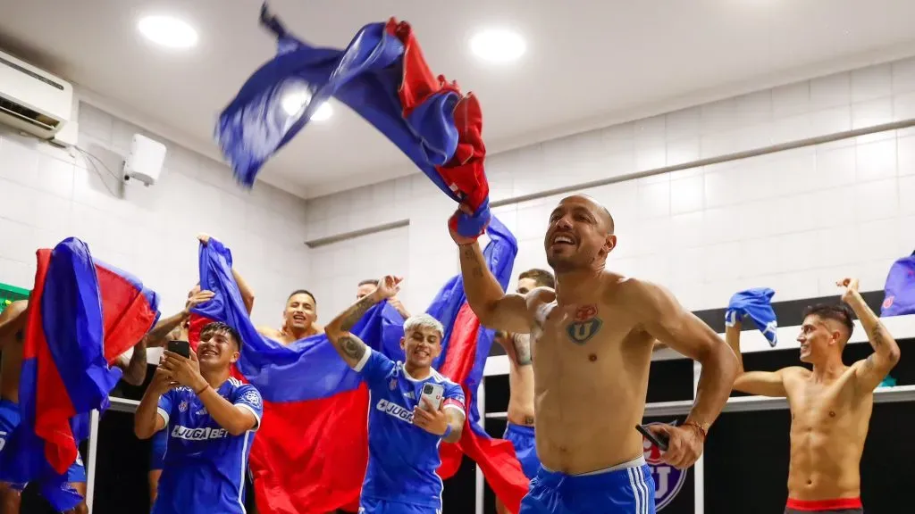 Marcelo Díaz festeja junto a sus compañeros de la U en el Monumental. Foto: U. de Chile.
