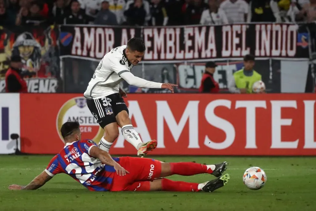 Lucas Cepeda y su remate le ganaron a la barrida de Javier Báez y la resistencia del portero Jean Fernandes. (Jonnathan Oyarzun/Photosport).
