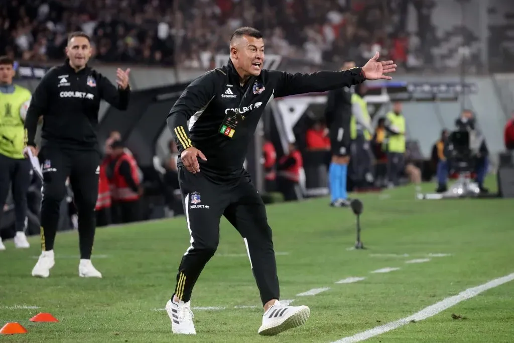 Jorge Almirón durante la victoria ante Cerro Porteño. Foto: Jonnathan Oyarzun/Photosport