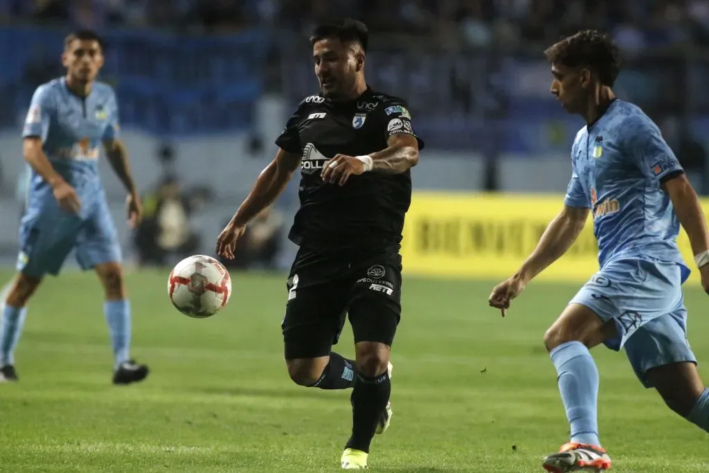 Enzo Hoyos, un volante de mucha técnica y recorrido que ha sorprendido en Iquique. (Jorge Loyola/Photosport).