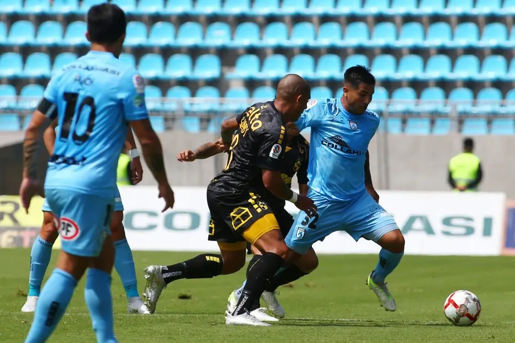 Enzo Hoyos en acción en la victoria iquiqueña ante Coquimbo Unido. (Alex Díaz/Photosport).