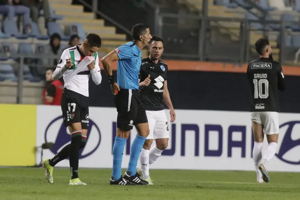 Doble récord de Iván Román: ahora es el chileno más joven en ser expulsado en la Copa Libertadores | Photosport
