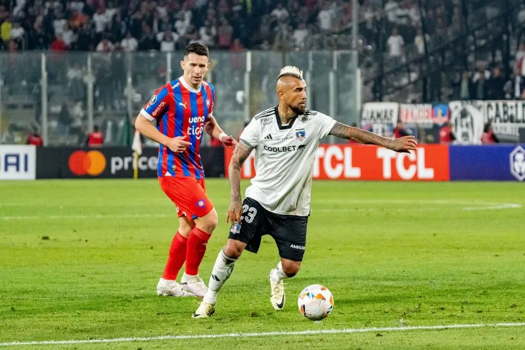 Vidal ante Cerro Porteño por la Libertadores. Foto: Guille Salazar