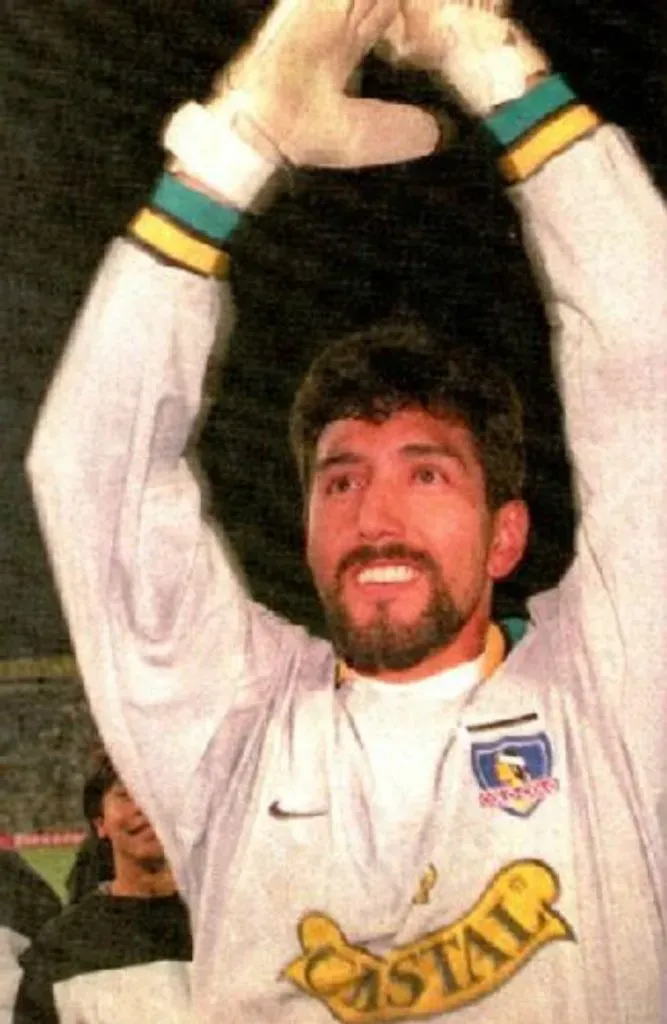 Pedro Reyes se vistió de arquero de Colo Colo en dos oportunidades y utilizó la camiseta del Rambo Ramírez. Foto: Archivo Don Balón.