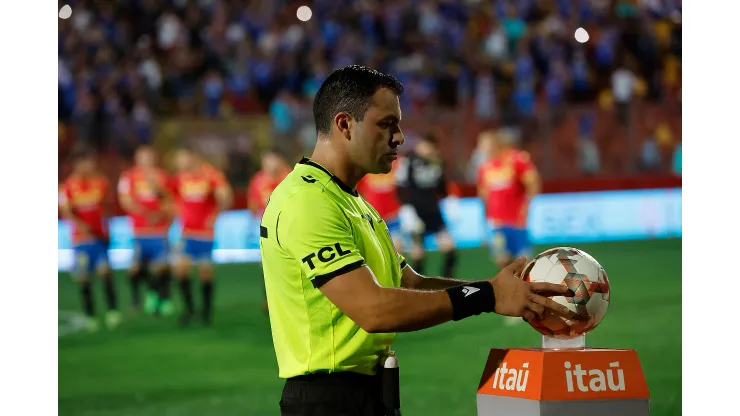 Diego Flores, el árbitro del Unión Española vs. U. de Chile. 
(Pepe Alvújar/Photosport).