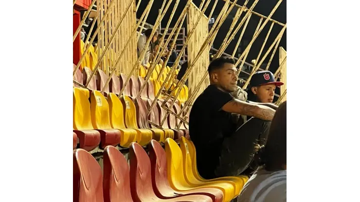 Gonzalo Jara sentado en el estadio Santa Laura. (Foto: Cristián Fajardo | RedGol).