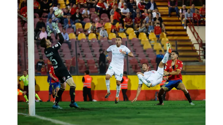 Luciano Pons sacó este remate. 
(Pepe Alvujar/Photosport).