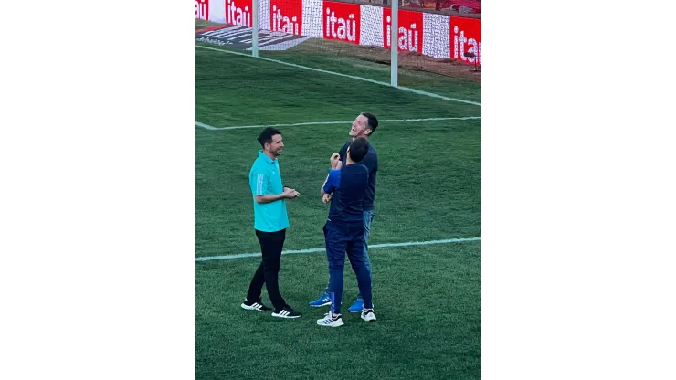Michael Clark y Manuel Mayo ríen en la cancha del estadio Santa Laura. (Foto: Cristián Fajardo | RedGol).